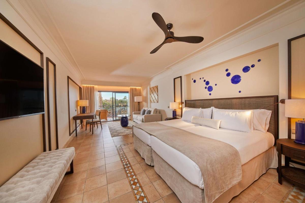 Cama o camas de una habitación en Secrets Bahía Real Resort & Spa Adults only