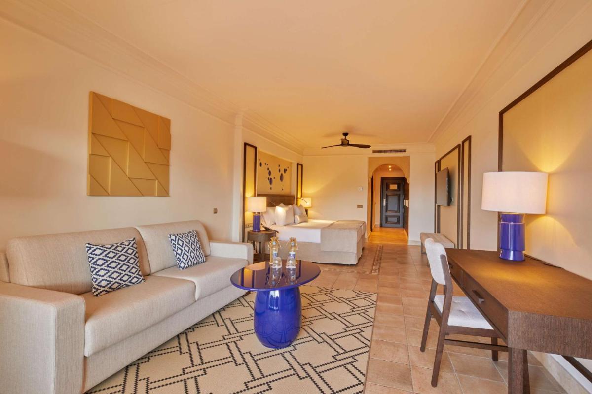 Zona de estar de Secrets Bahía Real Resort & Spa Adults only