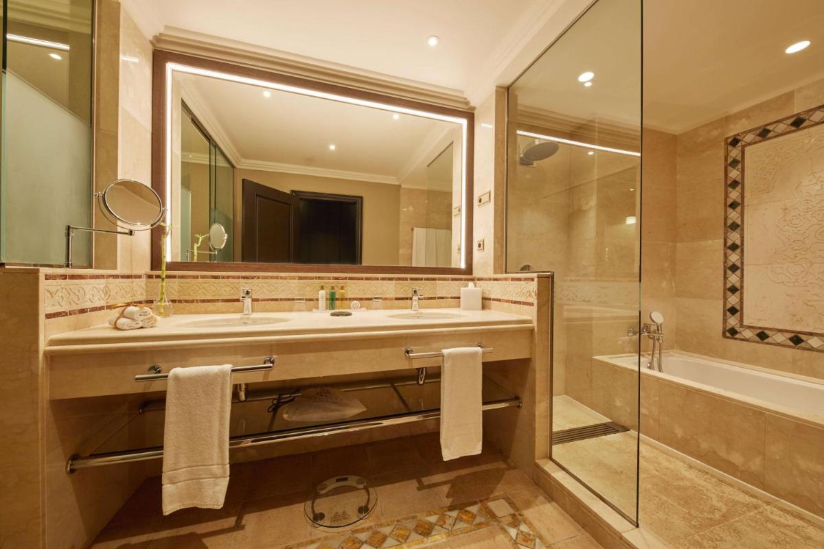 Un baño de Secrets Bahía Real Resort & Spa Adults only