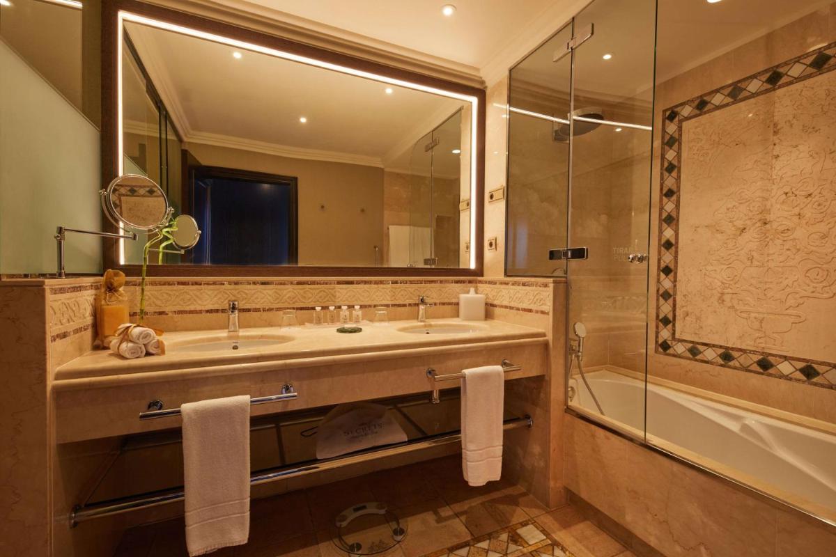 Un baño de Secrets Bahía Real Resort & Spa Adults only