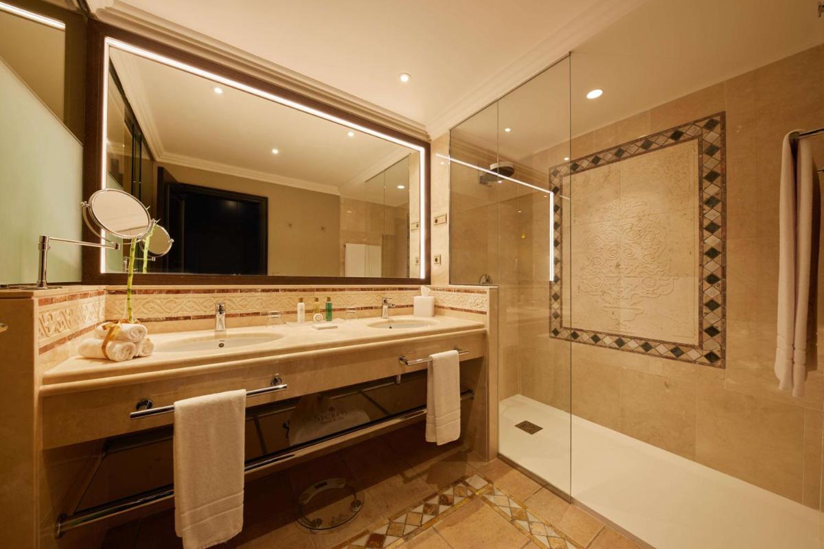 Un baño de Secrets Bahía Real Resort & Spa Adults only