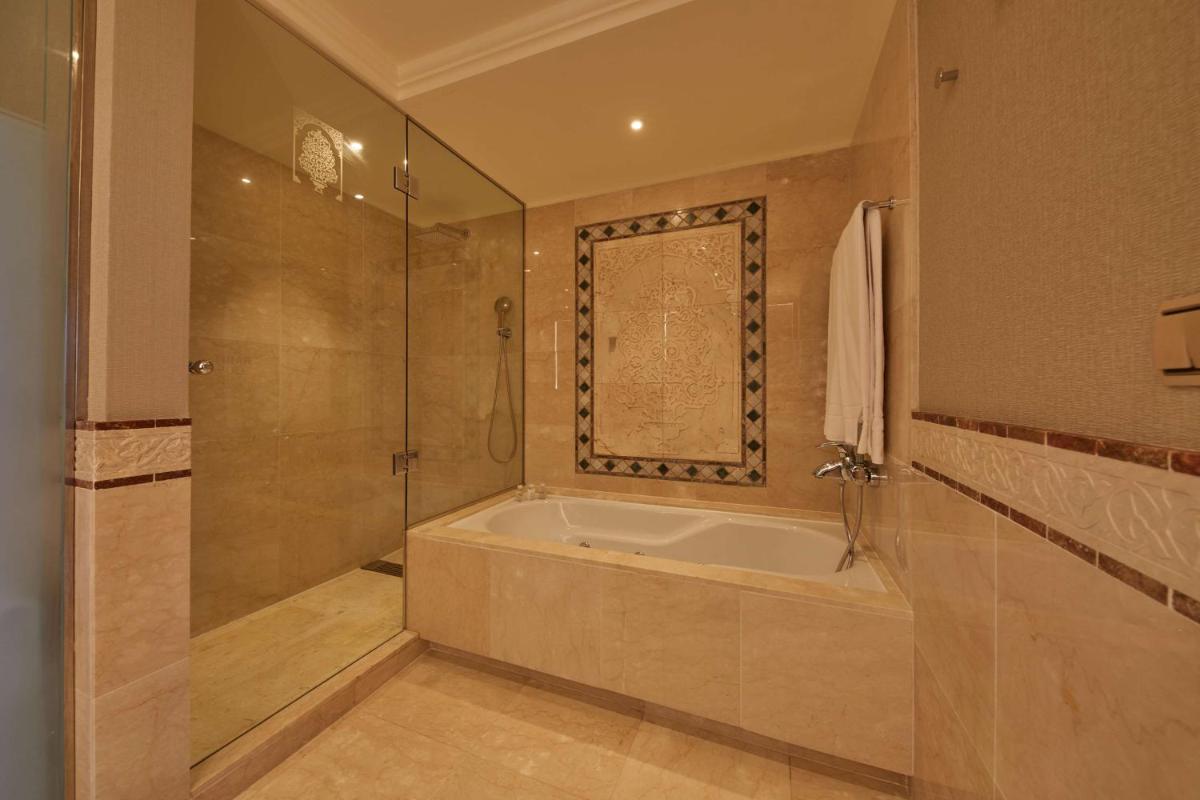Un baño de Secrets Bahía Real Resort & Spa Adults only