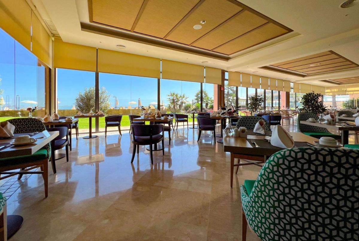Un restaurante o sitio para comer en Secrets Bahía Real Resort & Spa Adults only