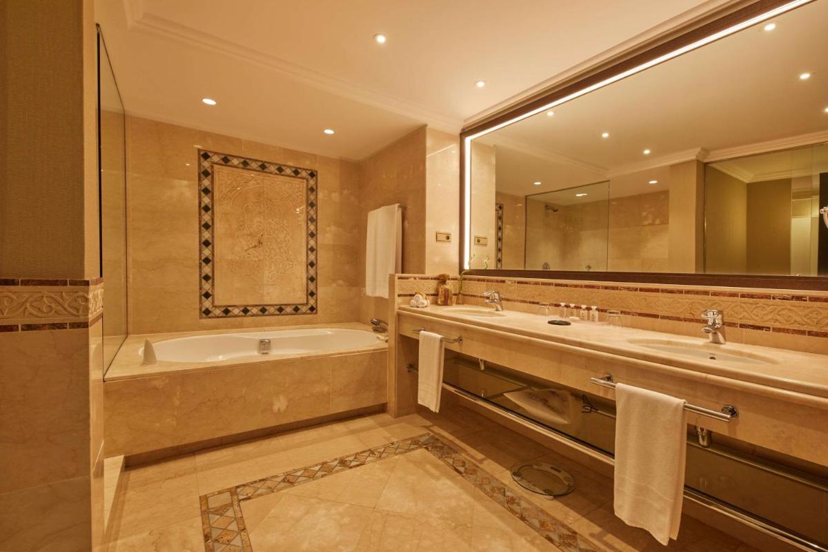 Un baño de Secrets Bahía Real Resort & Spa Adults only
