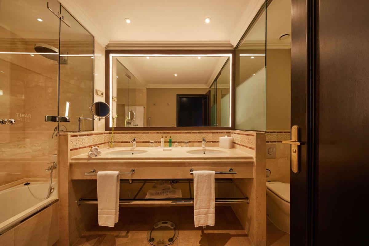 Un baño de Secrets Bahía Real Resort & Spa Adults only