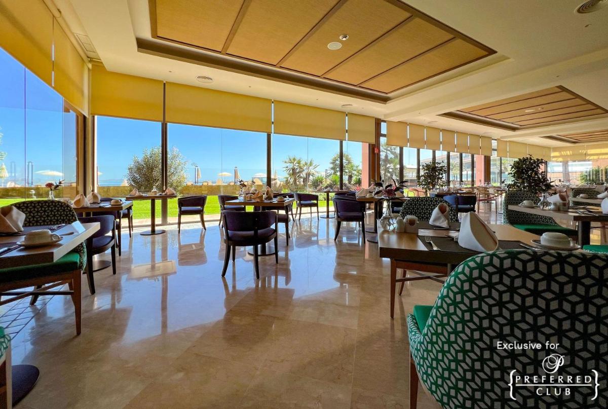 Un restaurante o sitio para comer en Secrets Bahía Real Resort & Spa Adults only