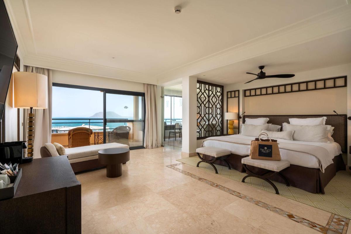 Cama o camas de una habitación en Secrets Bahía Real Resort & Spa Adults only
