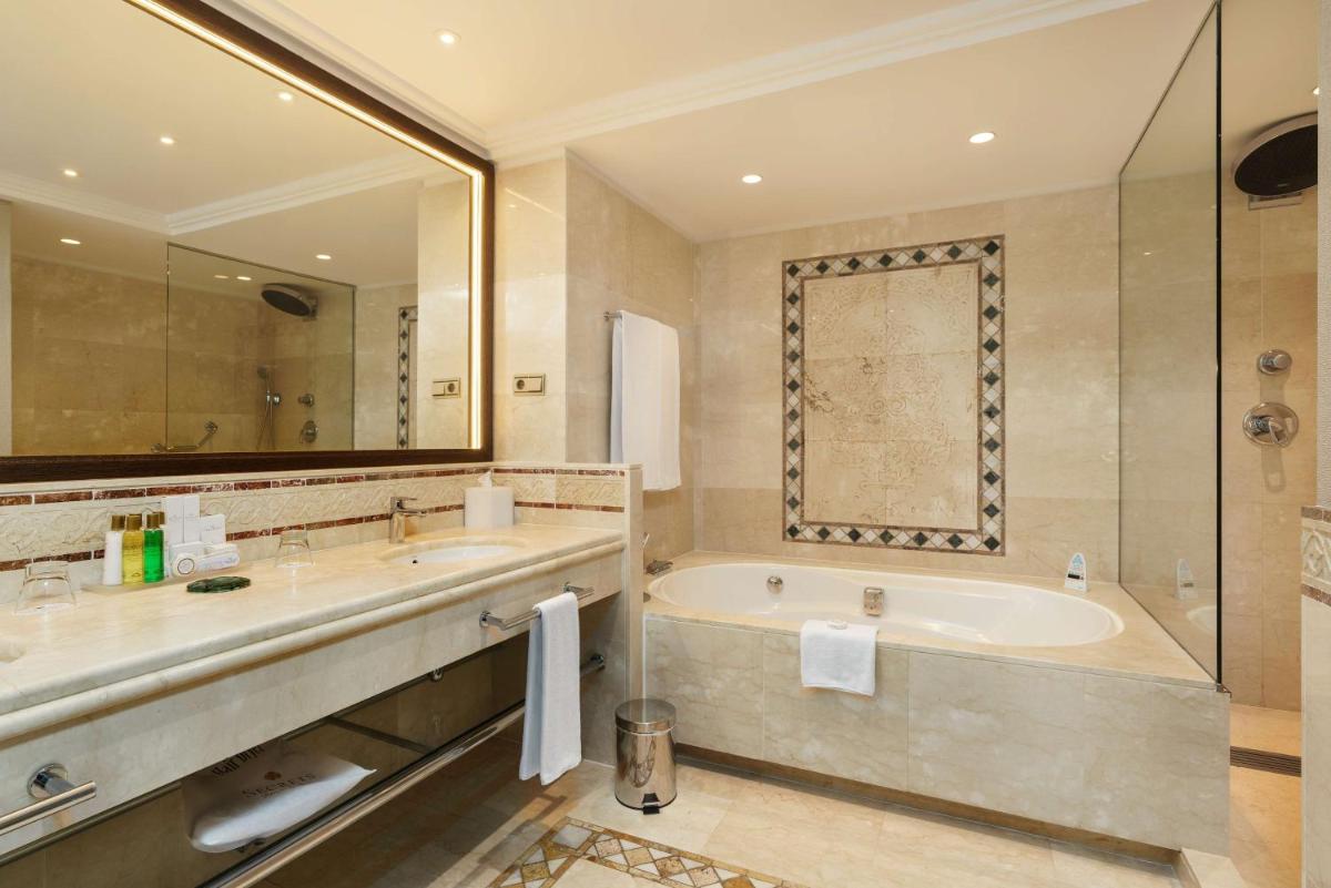Un baño de Secrets Bahía Real Resort & Spa Adults only