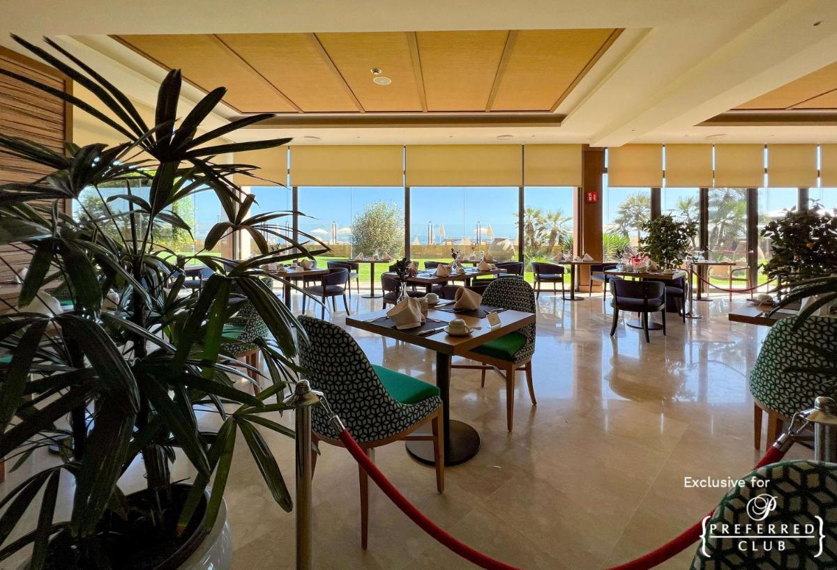 Un restaurante o sitio para comer en Secrets Bahía Real Resort & Spa Adults only
