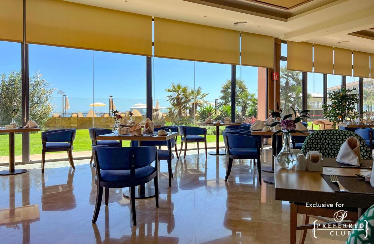Un restaurante o sitio para comer en Secrets Bahía Real Resort & Spa Adults only