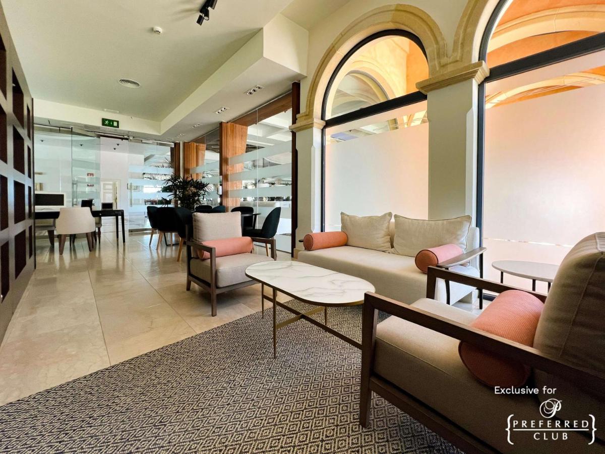 Zona de estar de Secrets Bahía Real Resort & Spa Adults only