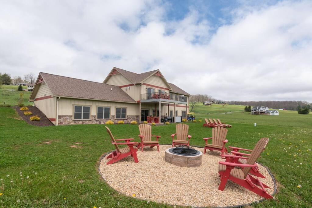 Beary Fine 6 bed 5 bath luxury home w indoor pool - Housity
