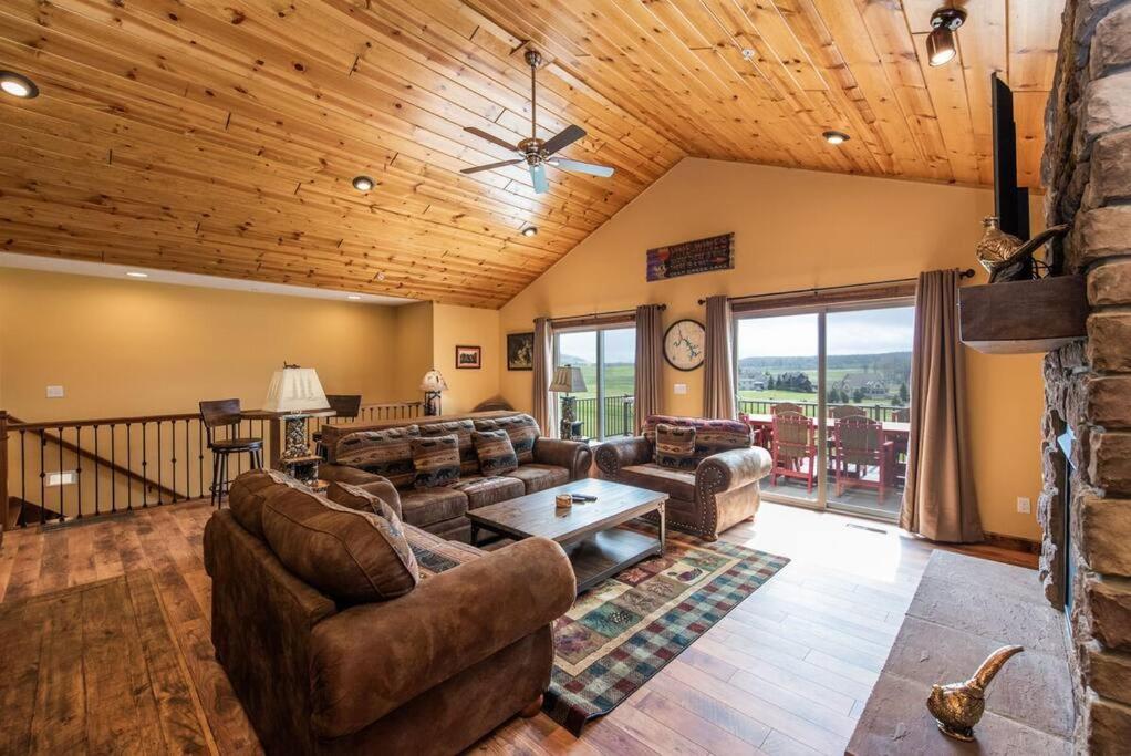 Beary Fine 6 bed 5 bath luxury home w indoor pool - Housity