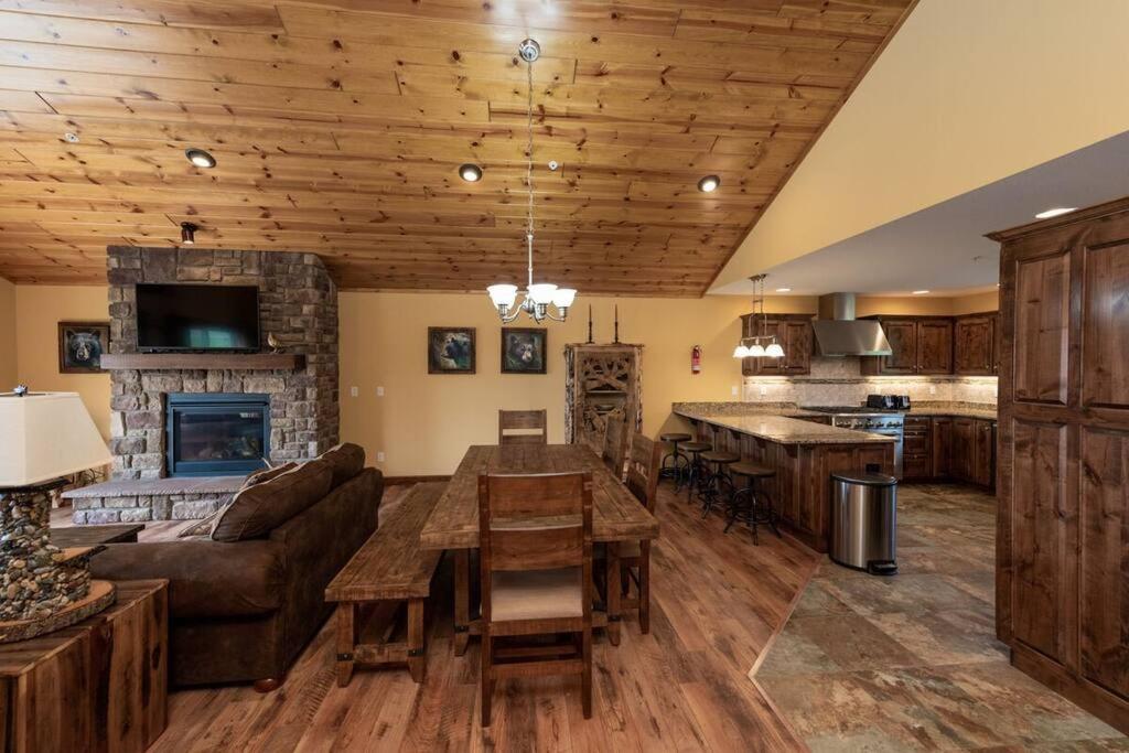 Beary Fine 6 bed 5 bath luxury home w indoor pool - Housity