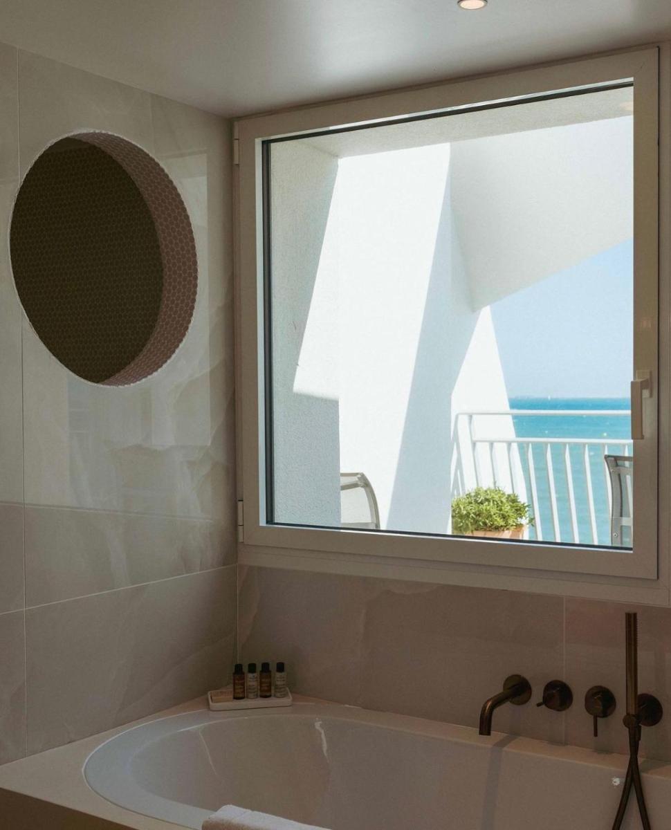 Salle de bains dans l'établissement Hôtel La Plage 5 étoiles La Grande Motte