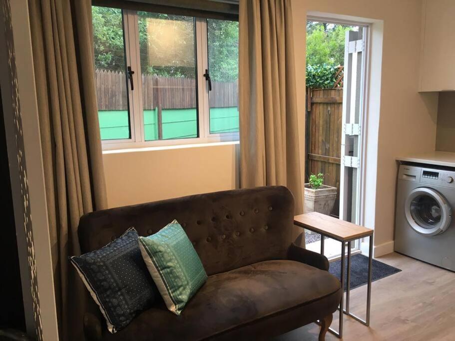 Lovely studio apartment in Pinelands, Cape Town - Hizvo