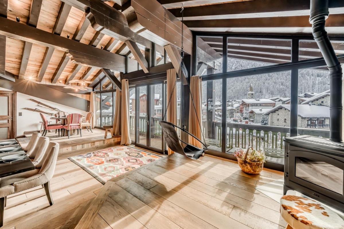 - un salon avec vue sur les montagnes dans l'établissement Hotel & Spa Le Val d'Isère, à Val dʼIsère