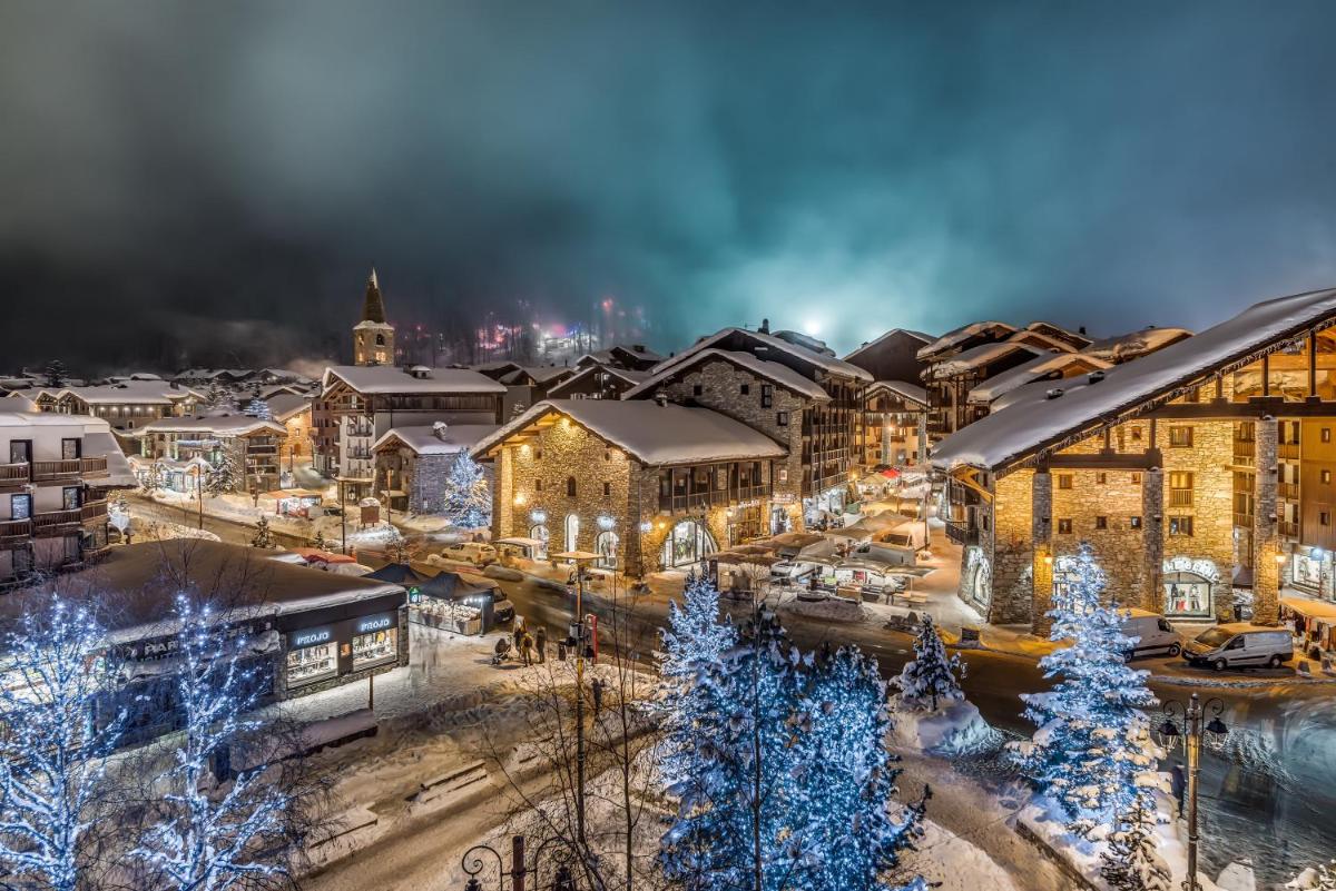 Vue générale sur Val dʼIsère ou vue de la ville depuis l'appart'hôtel