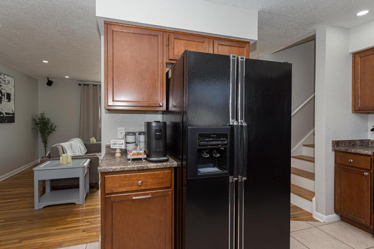 4 Bed - Recently updated Home with a Hot Tub - Housity