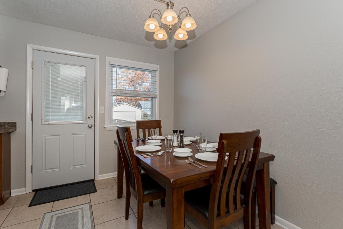 4 Bed - Recently updated Home with a Hot Tub - Housity