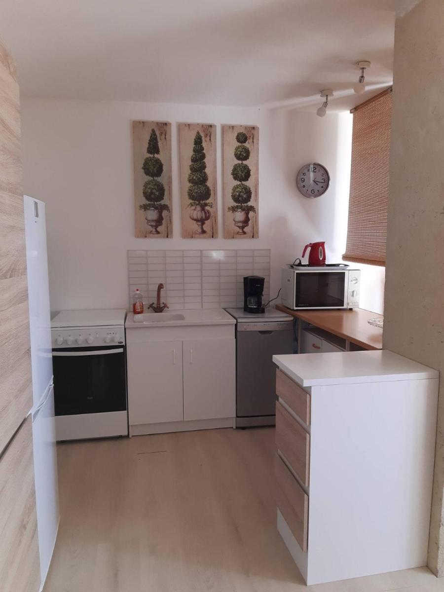 Sous la charmille. - Housity