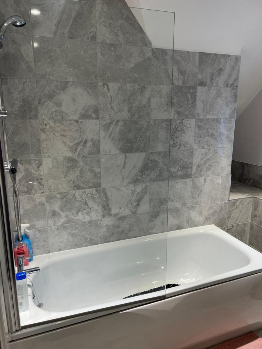Airy room with free parking and private bathroom - Housity