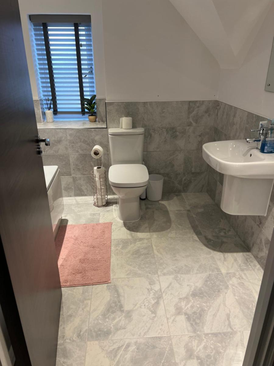 Airy room with free parking and private bathroom - Housity