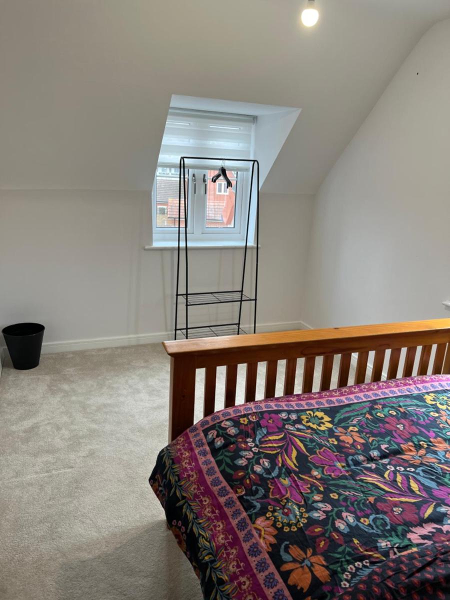 Airy room with free parking and private bathroom - Housity