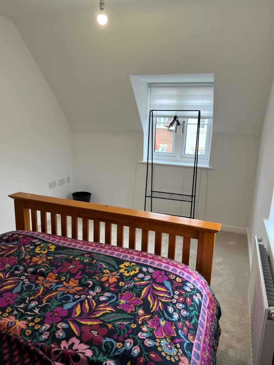 Airy room with free parking and private bathroom - Housity