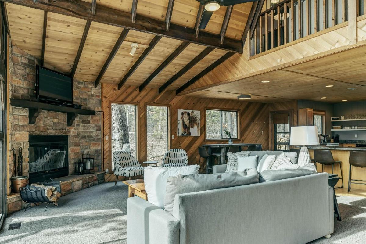 Suitetrails - 1717 Lakeside Chalet by Sarah Bernard Vacation Rentals