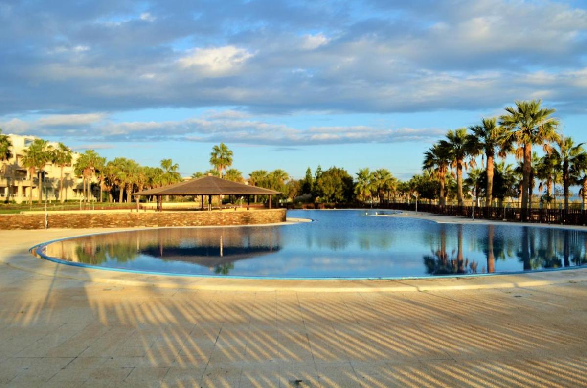 Apartamento con vistas al mar en urbanización de lujo Almerimar - Housity