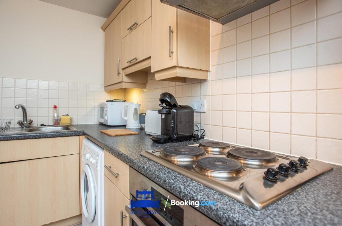 Two Bedroom Apartment By Beds Away Short Lets & Serviced Accommodation Close to Kidlington Airport and Blenheim Palace - Housity