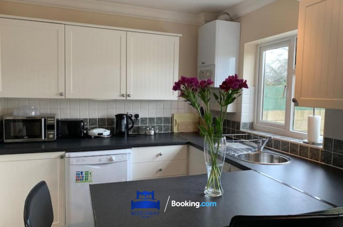3 Bedroom House For Contractors By Beds Away Short Lets & Serviced Accommodation Oxford With Free Parking for 2 Cars - Housity