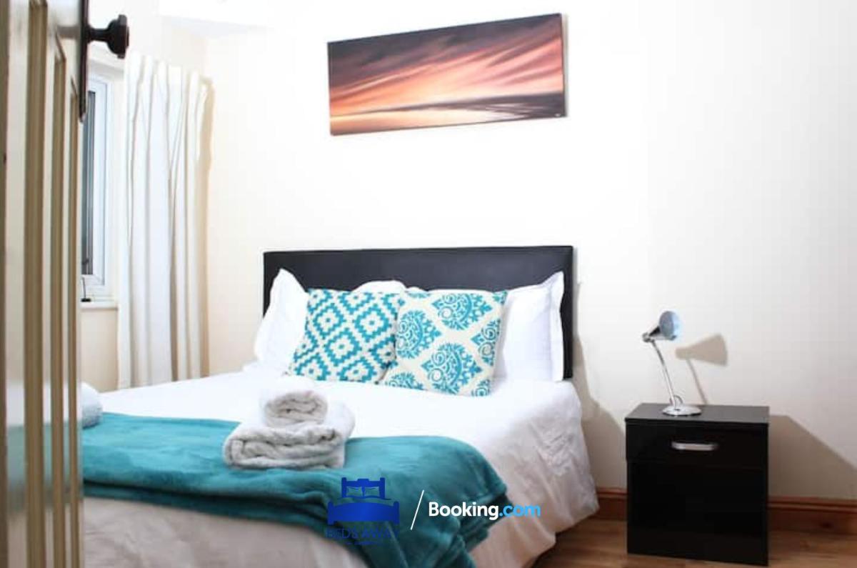 3 Bedroom House For Contractors By Beds Away Short Lets & Serviced Accommodation Oxford With Free Parking for 2 Cars - Housity
