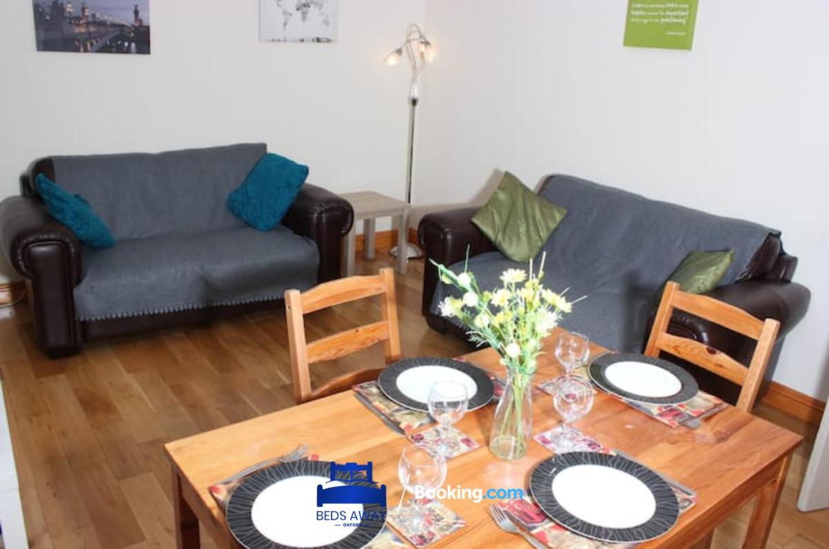 3 Bedroom House For Contractors By Beds Away Short Lets & Serviced Accommodation Oxford With Free Parking for 2 Cars - Housity