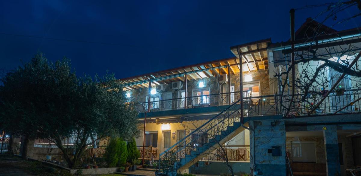 Guesthouse Adonis - Housity
