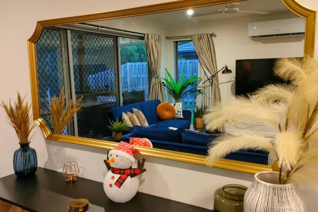 Deluxe Fully Air-conditioned 4BR House with Movie & Family Room - Housity