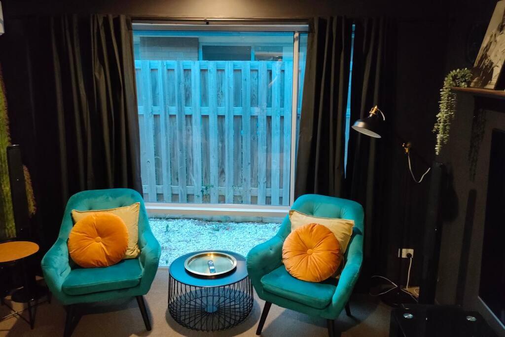 Deluxe Fully Air-conditioned 4BR House with Movie & Family Room - Housity