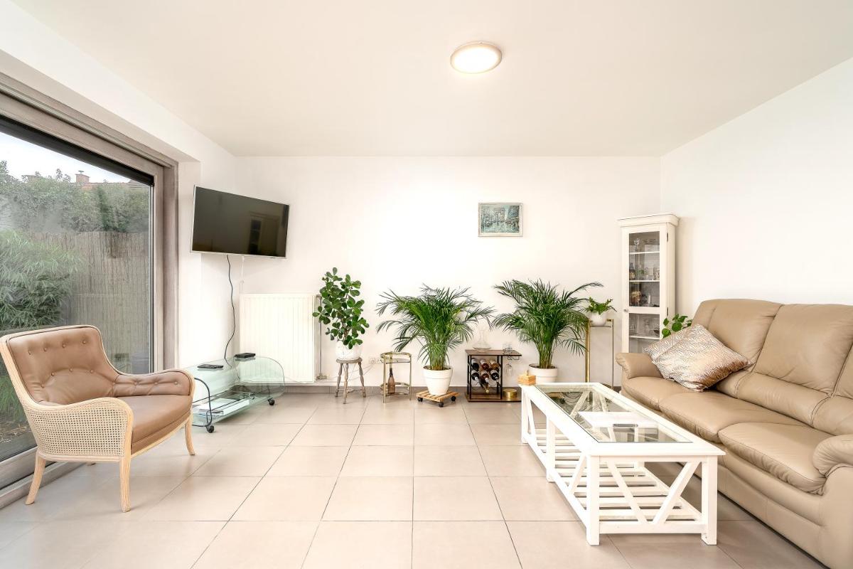 House with private parking & sauna near city centre and transport - Housity