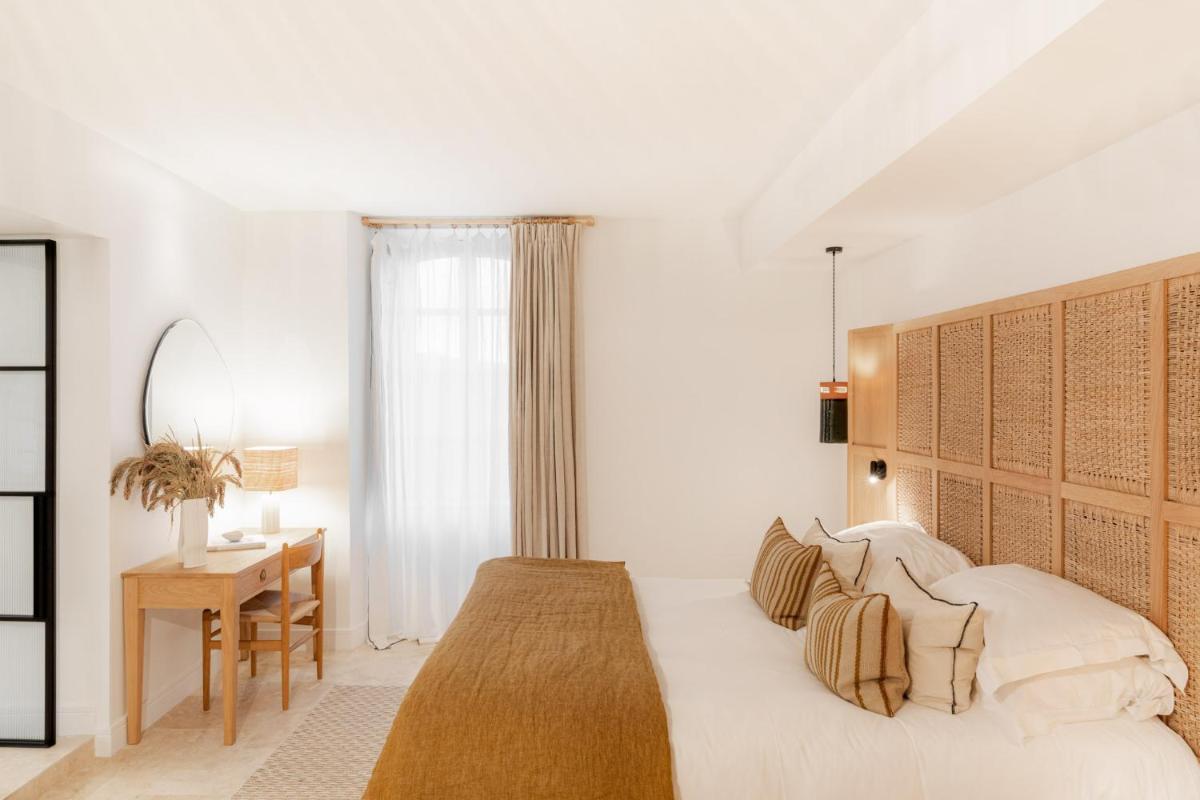 Coin salon dans l'établissement Le Couvent des Minimes, un Hôtel & Spa L'Occitane en Provence