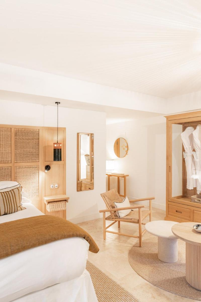 Coin salon dans l'établissement Le Couvent des Minimes, un Hôtel & Spa L'Occitane en Provence