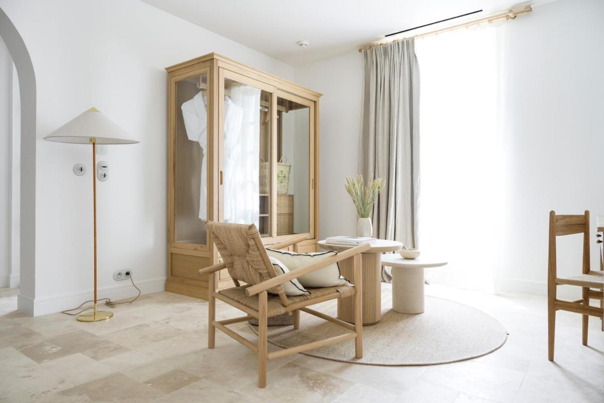 Coin salon dans l'établissement Le Couvent des Minimes, un Hôtel & Spa L'Occitane en Provence