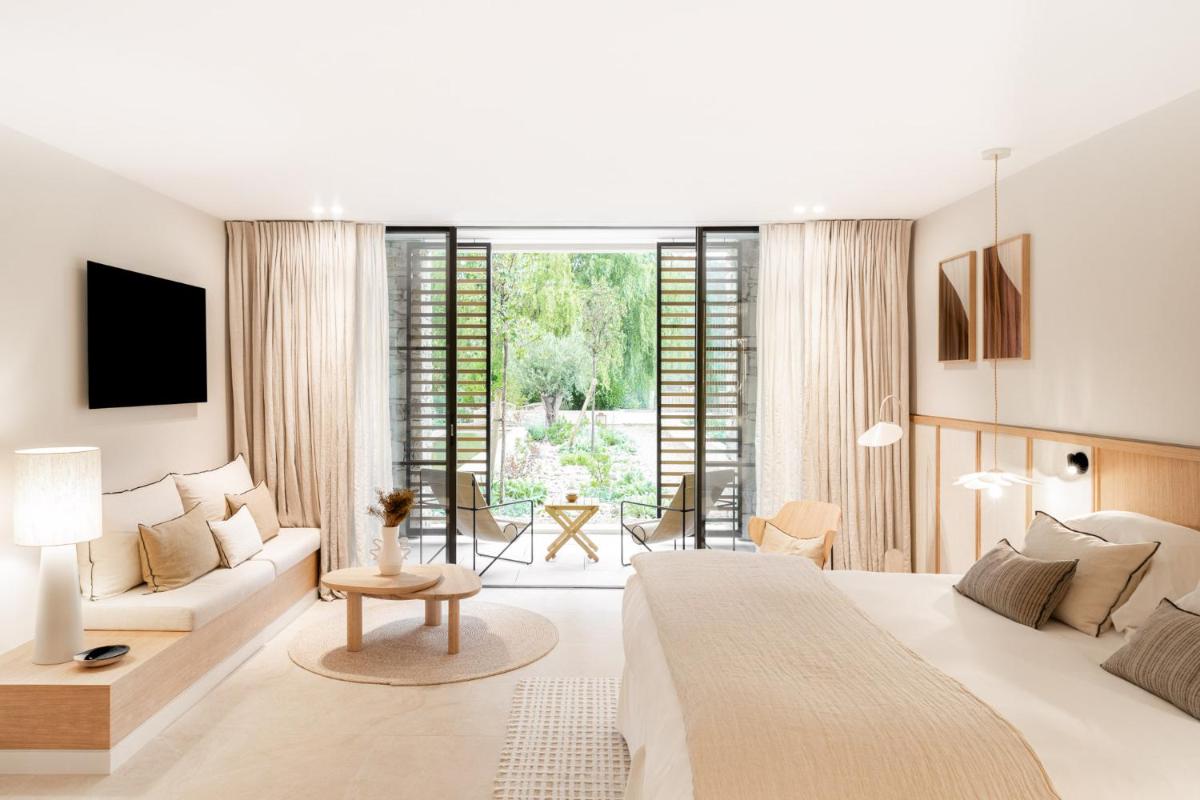 Coin salon dans l'établissement Le Couvent des Minimes, un Hôtel & Spa L'Occitane en Provence