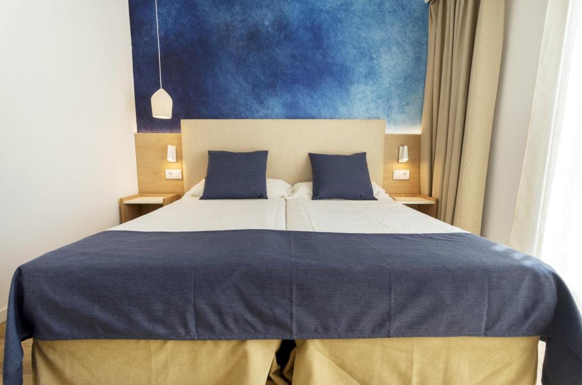 Cama o camas de una habitación en Parque Nereida Suites Hotel