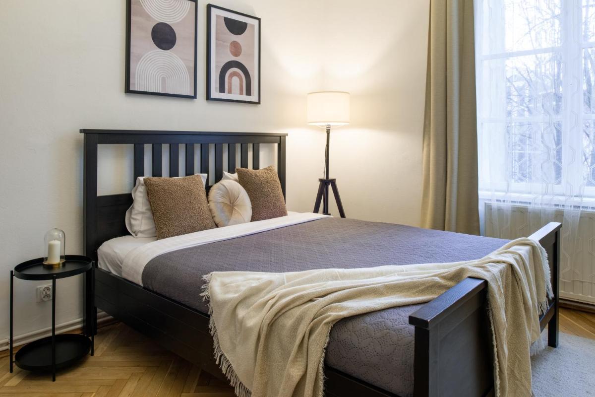 WAWELOVE spacious 3 bedroom apt 1 min to Main Sq! - Housity