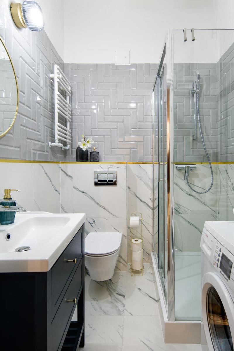 WAWELOVE spacious 3 bedroom apt 1 min to Main Sq! - Housity