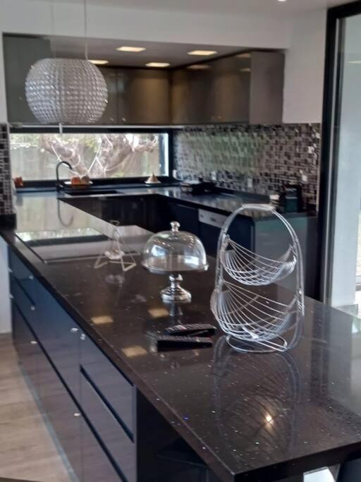 Suitetrails - Luxury villa with a heated indoor pool and direct access to the beach