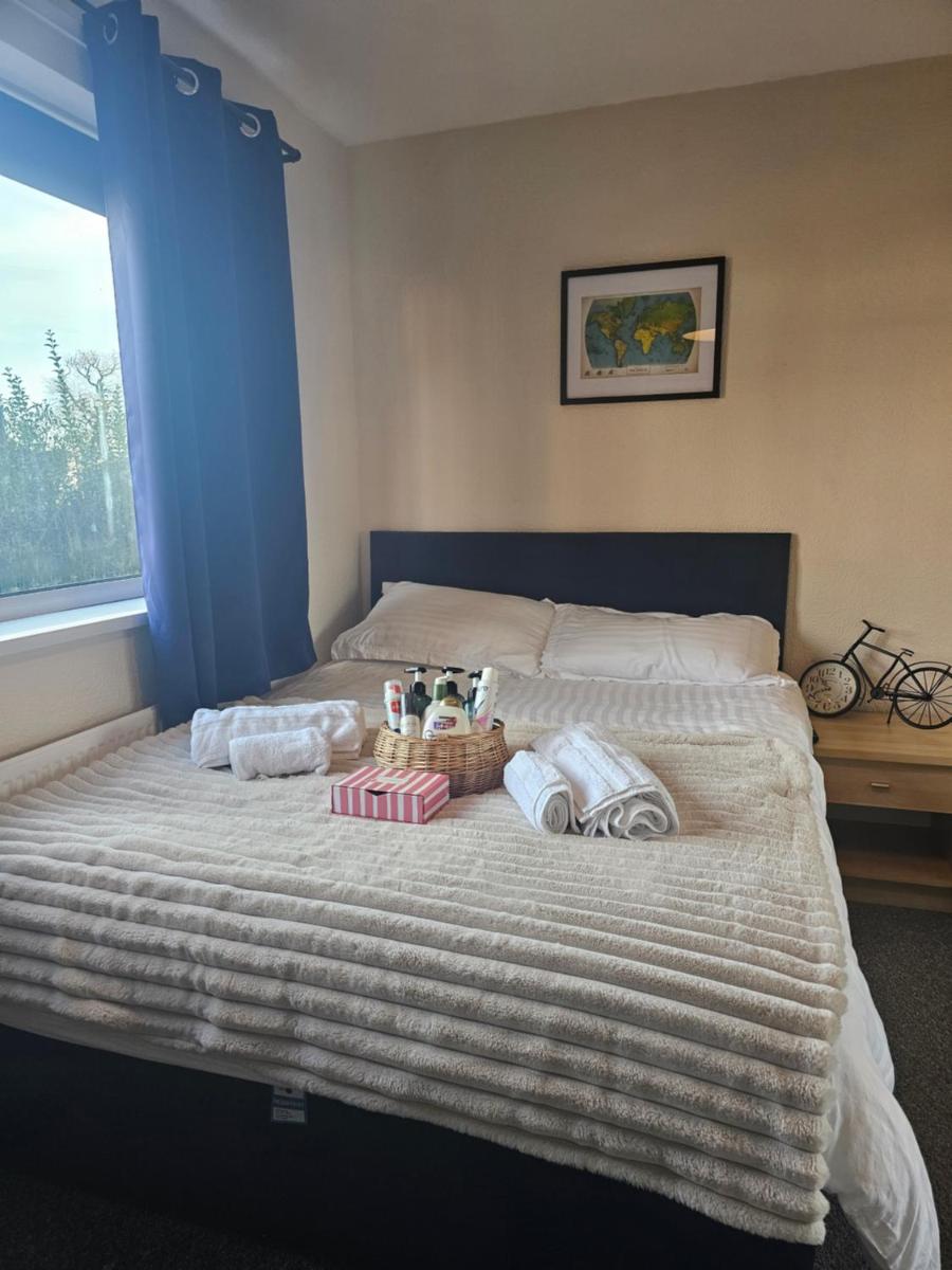 Double bedroom located close to Manchester Airport - Housity