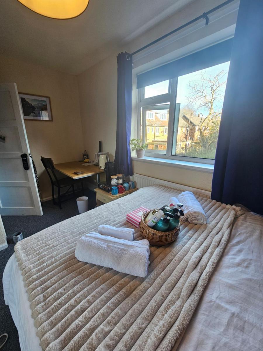 Double bedroom located close to Manchester Airport - Housity