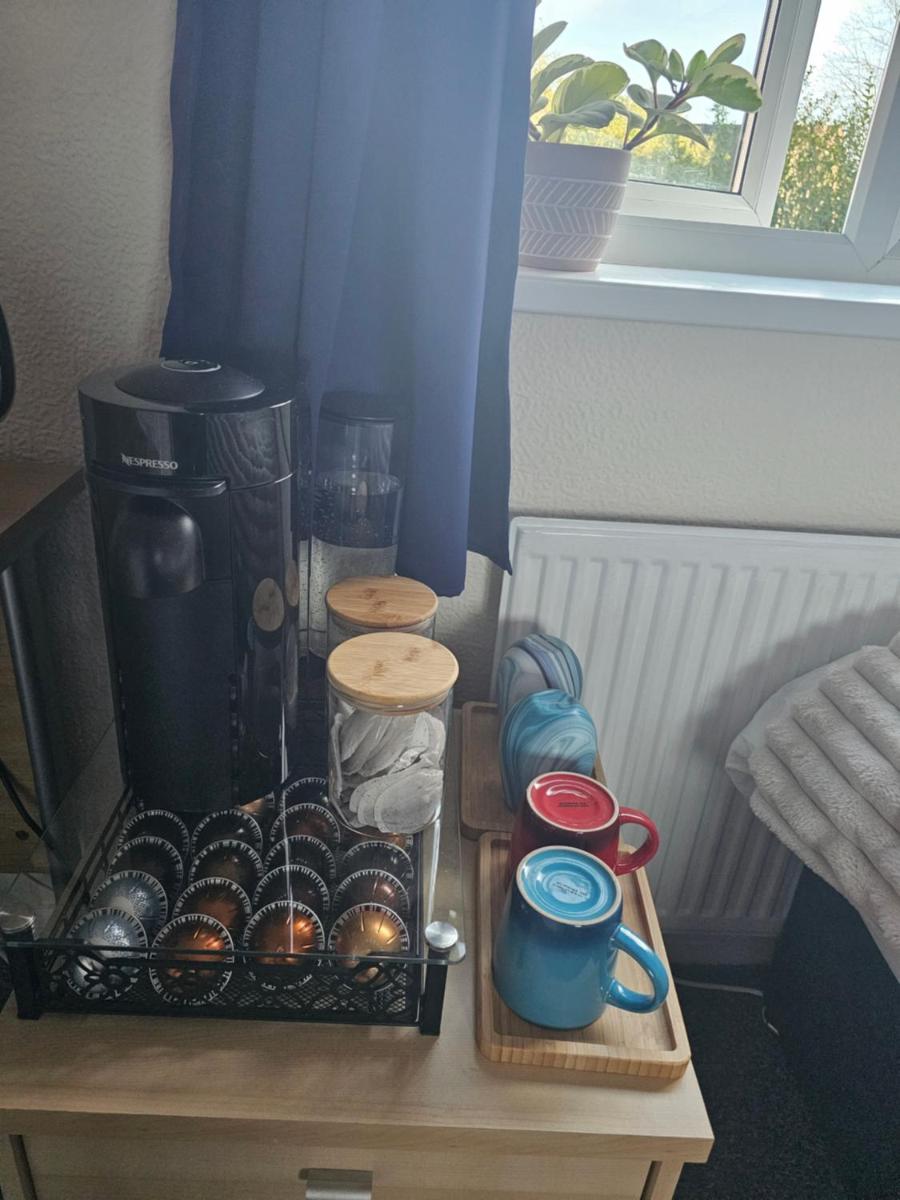 Double bedroom located close to Manchester Airport - Housity